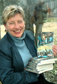 Portrait mit Buch „Mit meinem Gott springe ich ber Mauern“